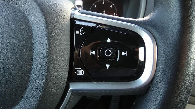 Volvo XC90 B5 AWD R-Design - fotka 12 z 25