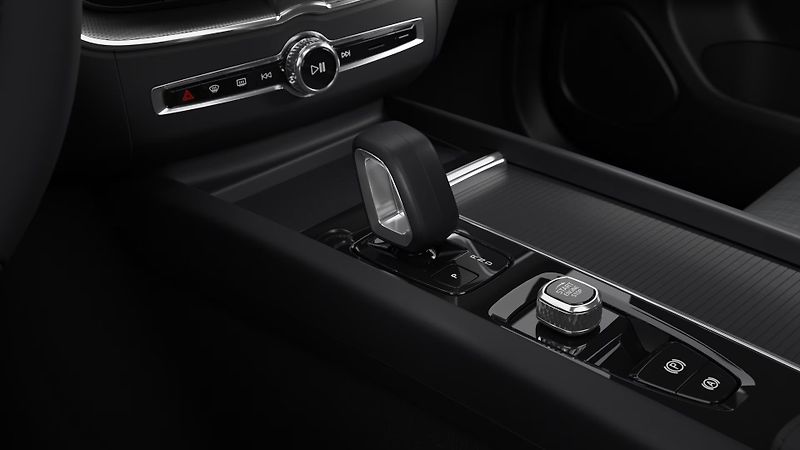 Volvo XC60 (2026) CORE, T6 AWD, 186+107 kW / 253 - fotka 8 z 12
