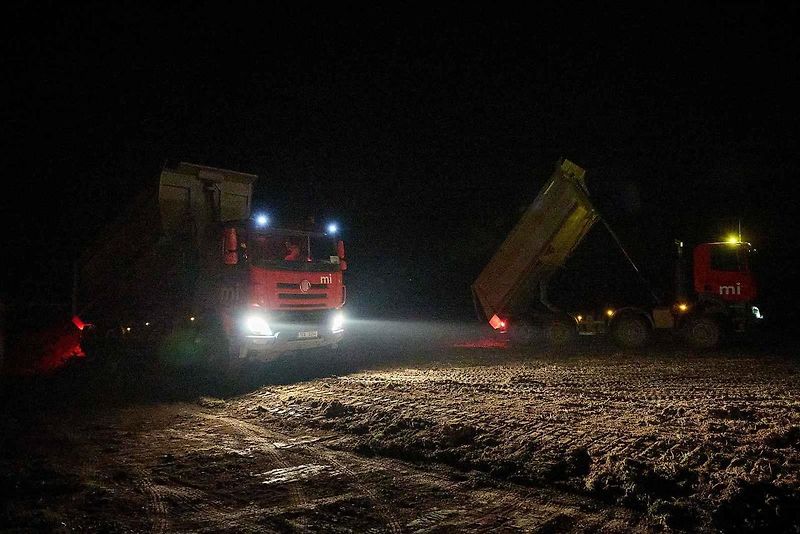 Na stavbě dálnice D11 se pracuje i za tmy.