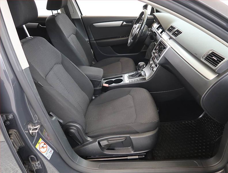 Volkswagen Passat (2013) Comfortline 2.0 TDI, Automat - fotka 9 z 21