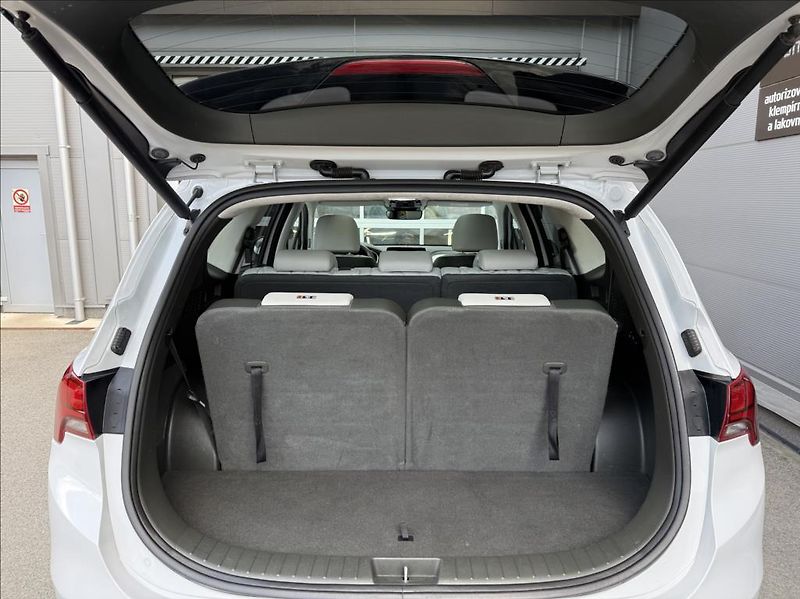 Hyundai Santa Fe 1,6 T HEV 4x4 AT 7M  Luxury - fotka 23 z 26