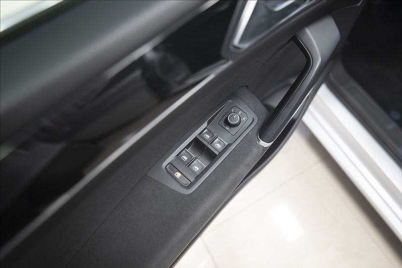 Volkswagen Touran 2,0 TDI MASÁŽ KAMERA VÝHŘEV ČR - fotka 17 z 39