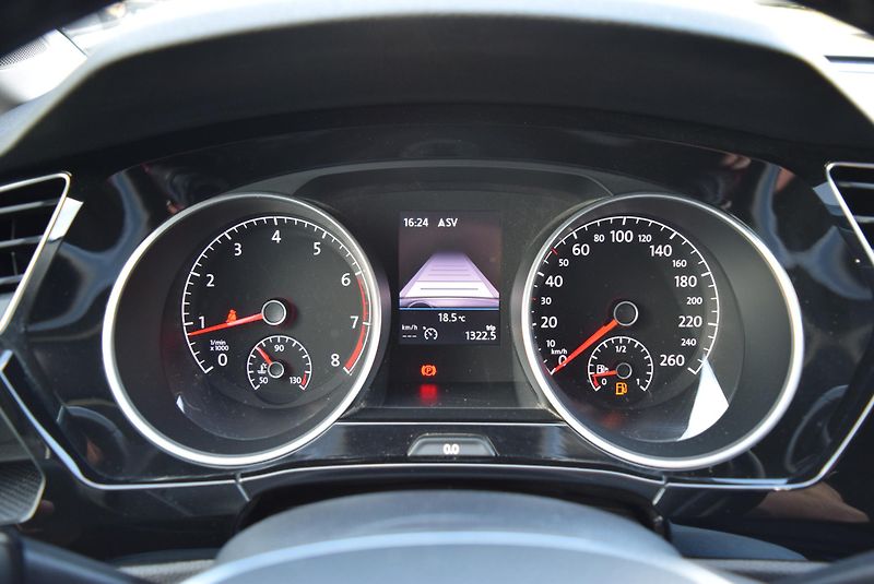 Volkswagen Touran (2018) 1.4TSI 110kw R-line NAVI LED - fotka 34 z 50
