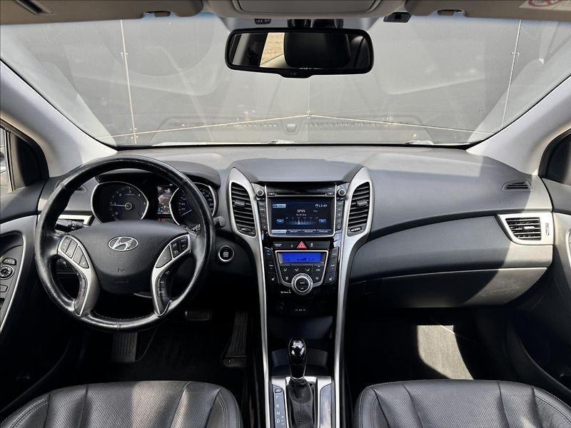 Hyundai i30 1,6 CRDI Premium AT ČR - fotka 14 z 28