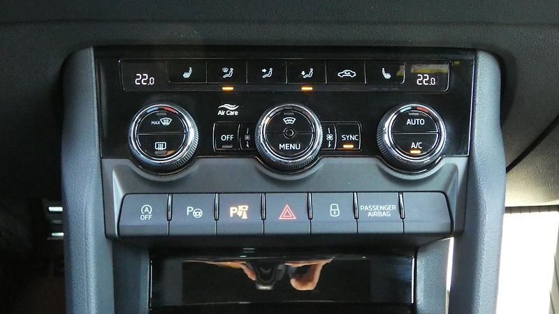 Škoda Karoq 1,5 TSI DSG Sportline - fotka 17 z 26