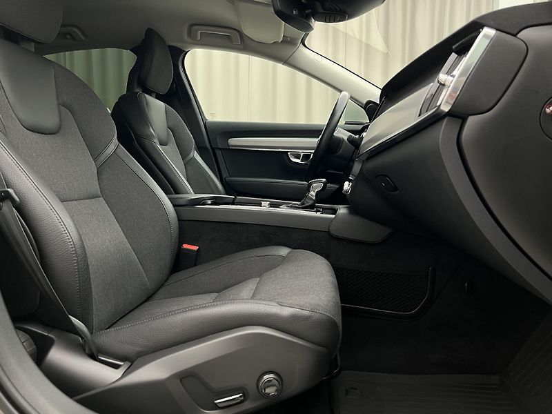Volvo S90 D4 AWD MOMENTUM AUT - fotka 17 z 44