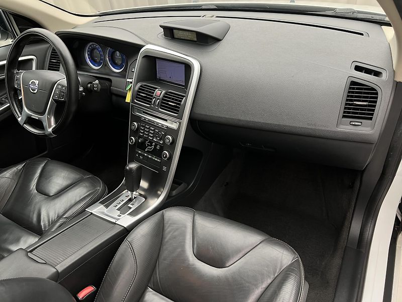 Volvo XC60 D5 AWD R-DESIGN AUT  - fotka 19 z 27