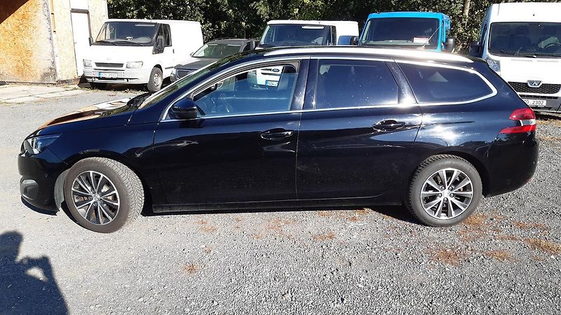 Peugeot 308 SW 1.6 BlueHDI Allure AUT - fotka 4 z 32