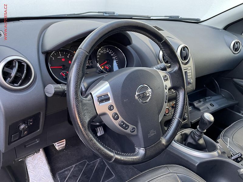 Nissan Qashqai (2010) 2.0dCi, Tekna, TZ, panor - fotka 10 z 20