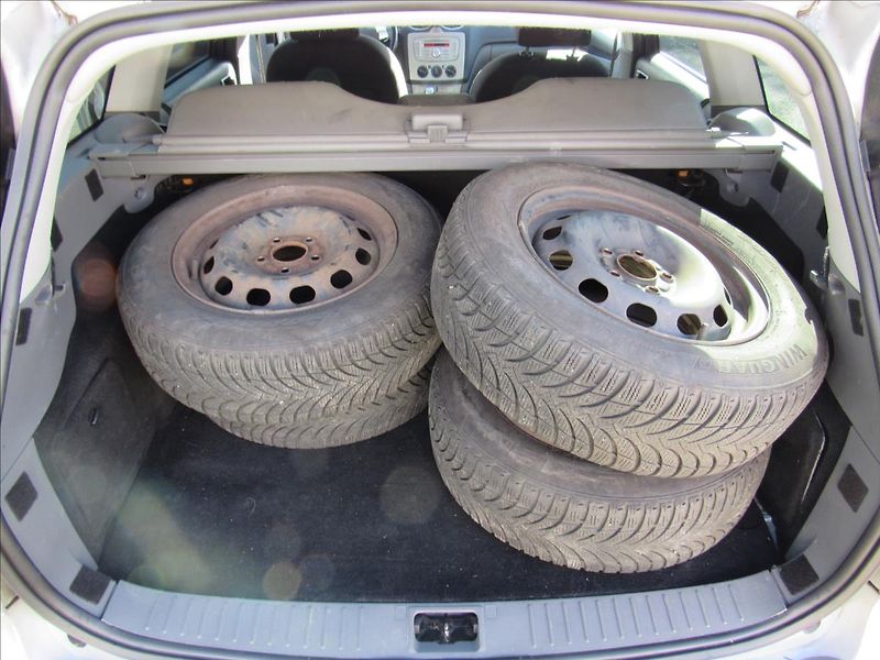 Ford Focus 1,6 74kW Combi - fotka 22 z 24