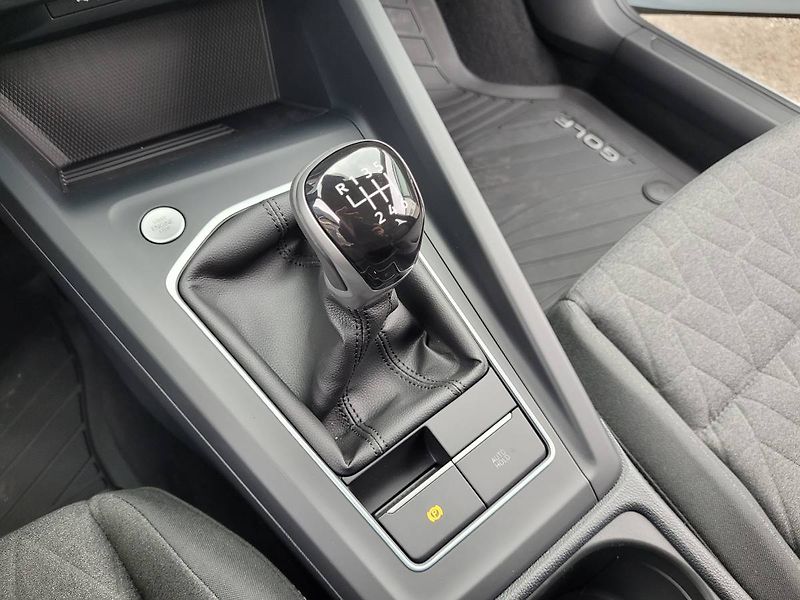 Volkswagen Golf (2025) 1.5 TSI People - fotka 37 z 54