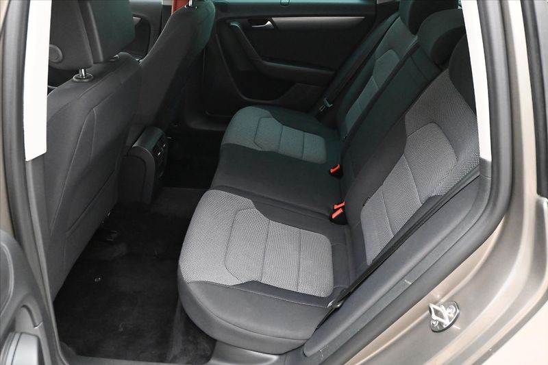 Volkswagen Passat 2,0 TDI 103kW Business Edition - fotka 14 z 31