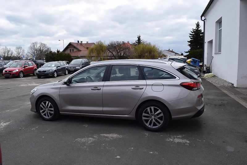 Hyundai i30 (2021) 1.6CRDi 85kw STYLE 7°AUTOMAT - fotka 12 z 49