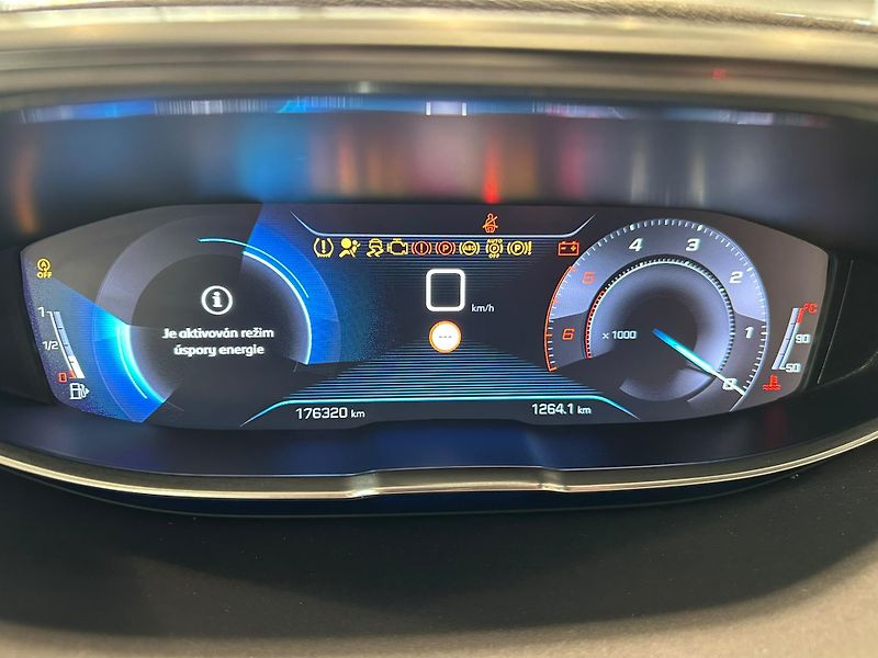 Peugeot 3008 (2018) 1.5BlueHDi,Allure,ČR,1.maj. - fotka 11 z 20