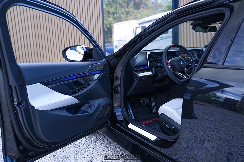 BMW M5 (2026) Touring xDrive M Drive,Pano - fotka 5 z 36