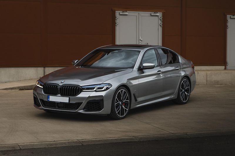 BMW Řada 5 (2020) M550i xdrive - fotka 2 z 19