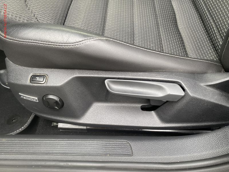 Volkswagen Golf (2013) 2.0 TDi, Highline, DSG, bixen - fotka 14 z 19