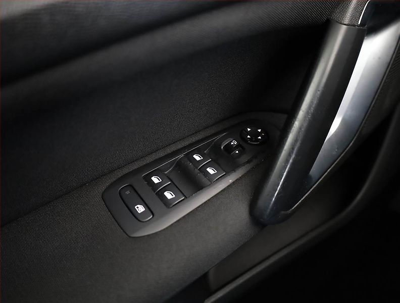 Peugeot 308 (2017) 1.6 BlueHDi, Tempomat - fotka 16 z 19