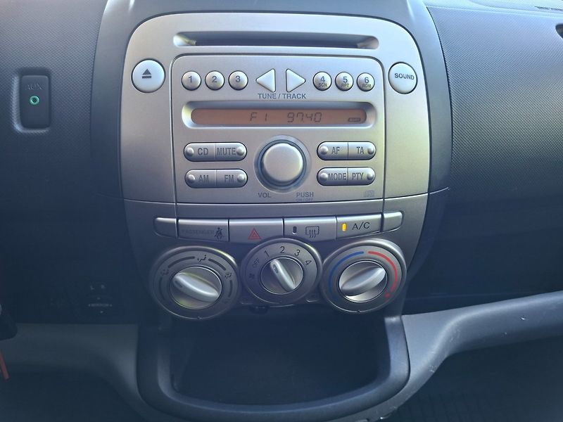 Daihatsu Sirion (2006) 1.3i 67kW AUT 4WD - fotka 15 z 39