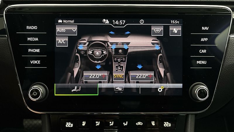 Škoda Superb 2.0 TDI DSG L&K Combi - fotka 32 z 34