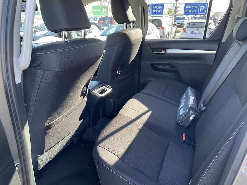 Toyota Hilux 2.8D Executive - fotka 12 z 28