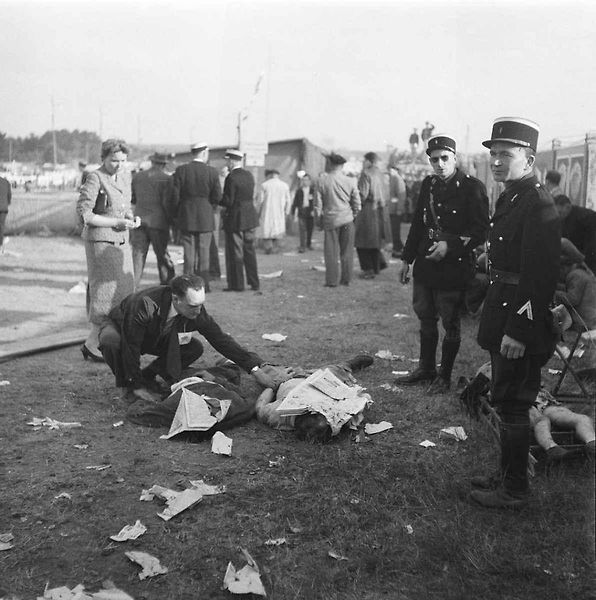 Le Mans 11. června 1955, okamžiky po katastrofě. Po nehodě závod i přes chaos pokračoval, protože funkcionáři se obávali, že hromadný odchod diváků by zablokoval cesty a na místo by se nedostali záchranáři.