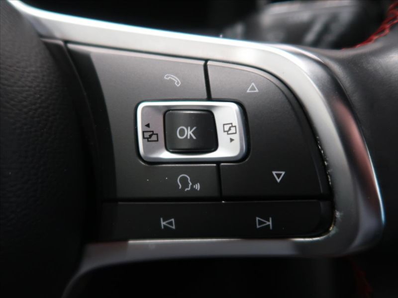 Volkswagen Golf 2,0 TSI 180kW GTI Performance - fotka 20 z 41