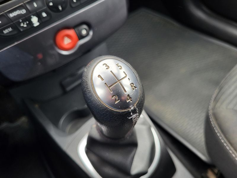 Renault Clio GRANDTOUR 1.2 i 16V ČR 1.majit - fotka 21 z 41