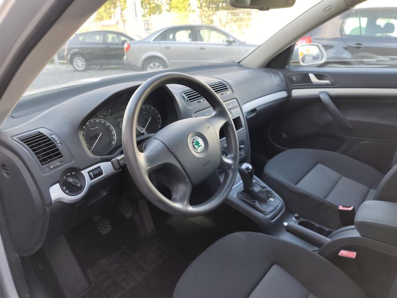 Škoda Octavia II,1.6MPi,SERVISNÍ KNIHA,ČR - fotka 10 z 23