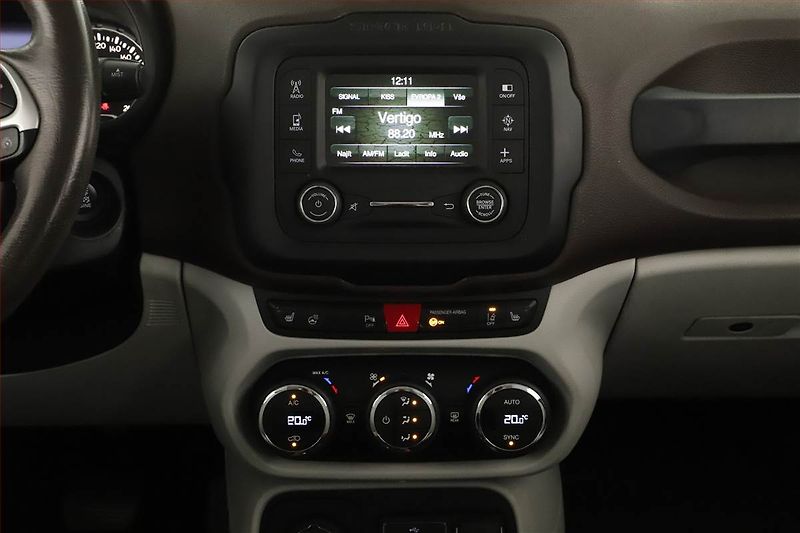 Jeep Renegade (2017) 1.4 MultiAir, 4X4, Automat - fotka 9 z 18