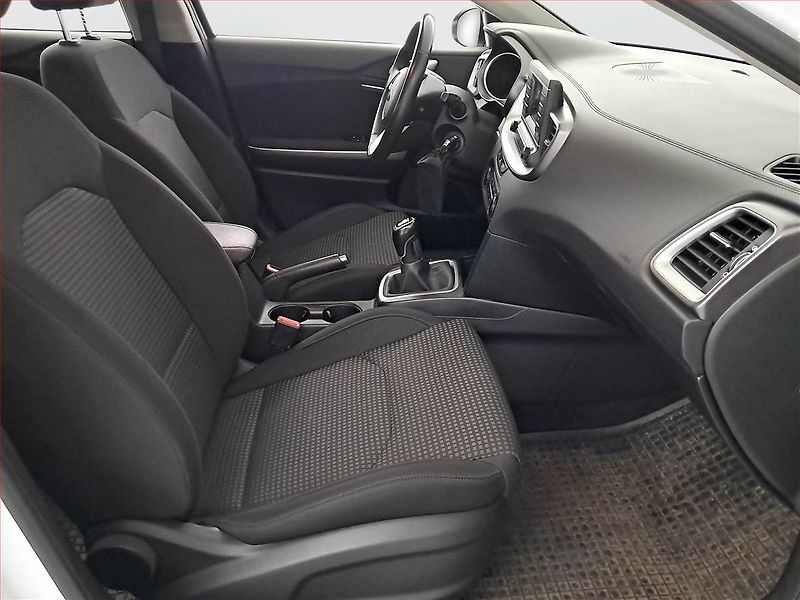 Kia Ceed (2020) 1.4 T-GDI, Serv.kniha - fotka 9 z 16