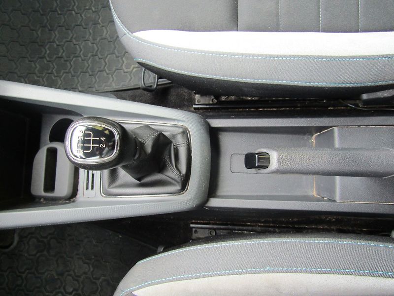 Škoda Fabia (2016) 1.2 TSI 66kW  ZIMNÍ+LETNÍ PNEU - fotka 34 z 36