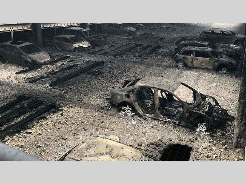 Na místě zasahovalo 21 hasičských vozů.