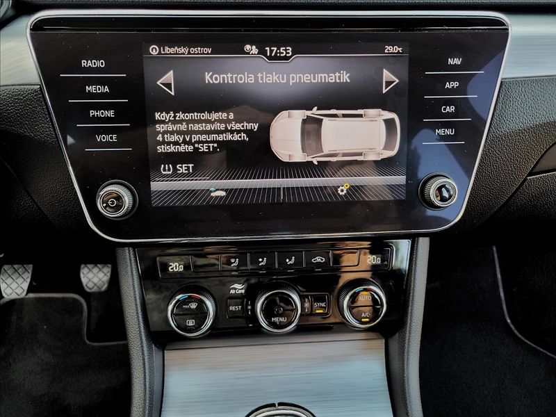 Škoda Superb 1,5 zálohováno - fotka 28 z 50