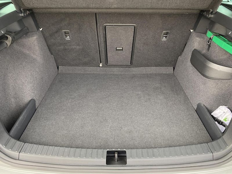 Škoda Karoq 1,0 TSI 81 kW Ambition - fotka 25 z 26