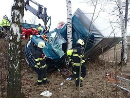 Vítr odhodil náklaďák na strom, pro řidiče letěl vrtulník