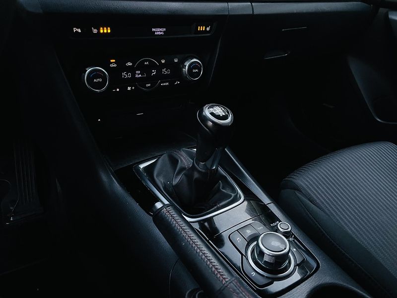 Mazda 3 2.0i MAN VÝHŘEV SENZORY HEADUP - fotka 31 z 41
