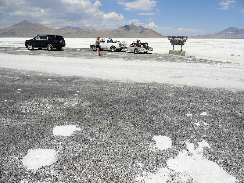 Vítejte v Bonneville Salt Flats! Cedule, která vítá návštěvníky solného jezera, kde se dosahuje rychlostních rekordů.