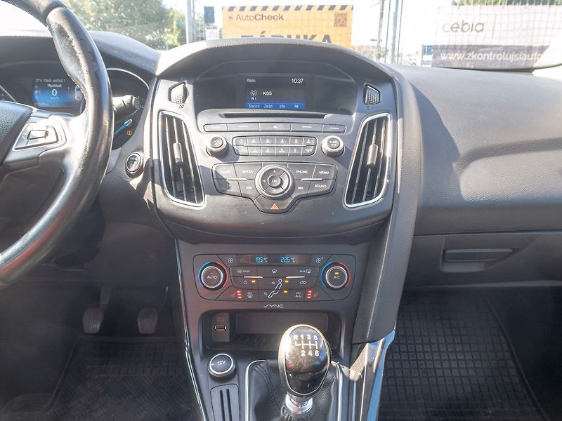 Ford Focus (2015) ČR 1.6D 85KW – PO ROZVODECH - fotka 15 z 43