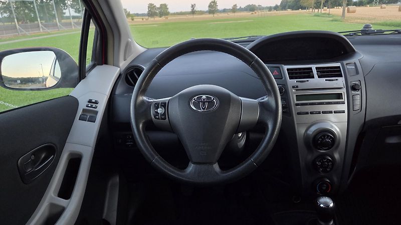 Toyota Yaris (2011) 1.0 VVT-i, 51 kW, klima, CZ - fotka 14 z 17
