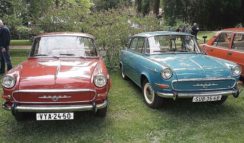 Habrovany cestovaly časem. Park zaplnily historické automobily i motorky.
