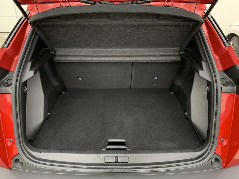 Peugeot 2008 ALLURE 1.2 PureTech 74kW MAN6 - fotka 5 z 33