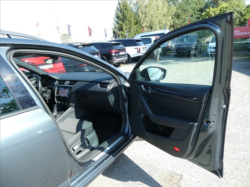 Škoda Octavia 2,0 TDi 135kW RS DSG, serviska - fotka 24 z 49