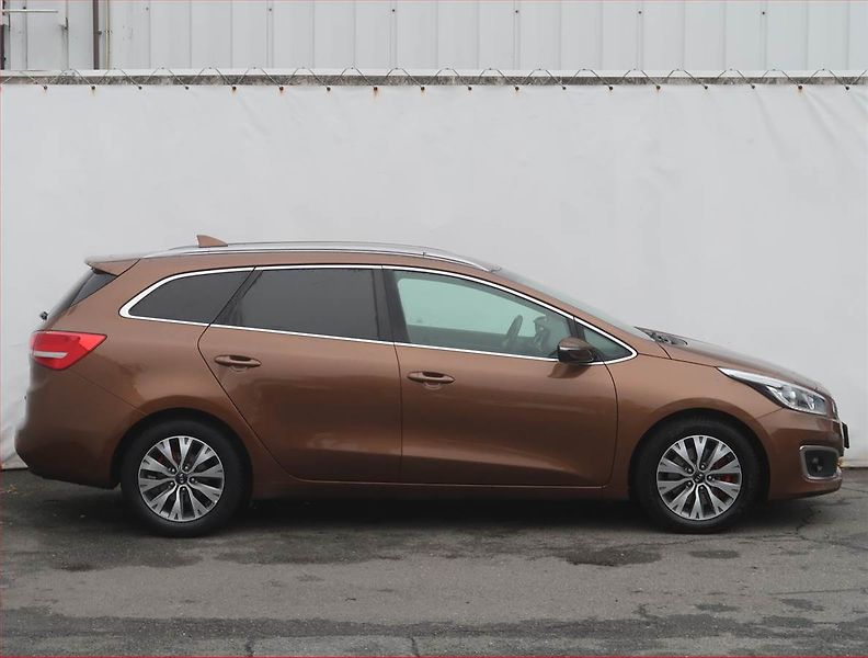 Kia Ceed (2017) Premium 1.6 CRDi, Serv.kniha - fotka 6 z 20