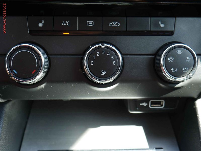 Škoda Octavia (2018) 1.6TDi, ČR, Ambition, LED - fotka 16 z 17