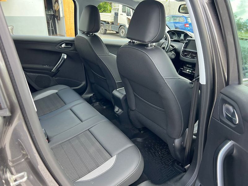 Peugeot 2008 1.2 i - fotka 11 z 15