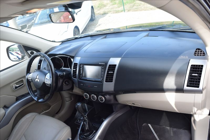 Mitsubishi Outlander 2,2 d 115KW TAŽNÉ 7MÍST 4X4 - fotka 22 z 51