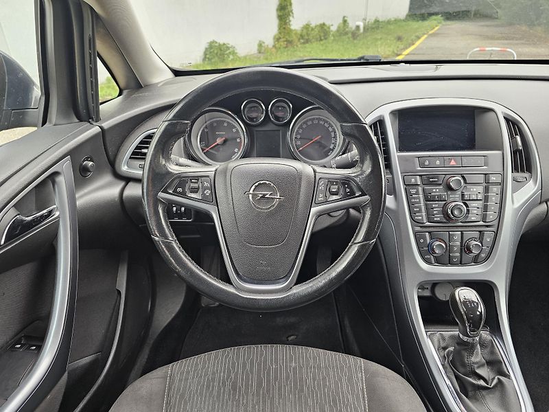 Opel Astra (2013) J 1.7CDTI - fotka 10 z 17