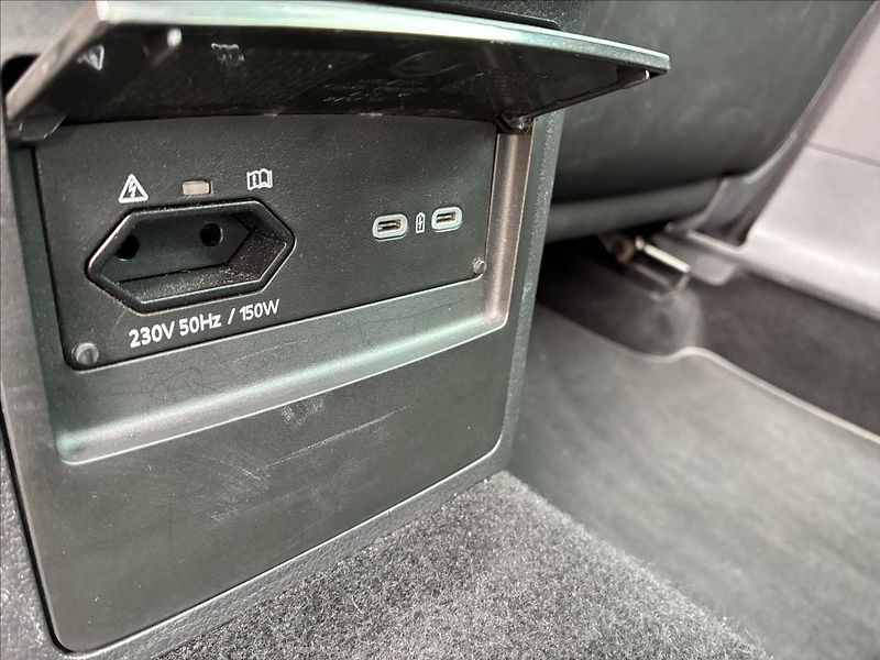 Škoda Superb 2,0 STYLE,PANORAMA,TAŽNÉ,LED - fotka 13 z 36