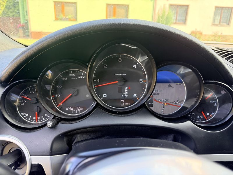 Porsche Cayenne DIESEL 3.0 V6 180KW - fotka 18 z 42
